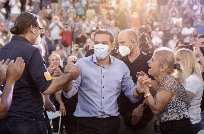 Περιμένοντας να πέσει η κυβέρνηση;