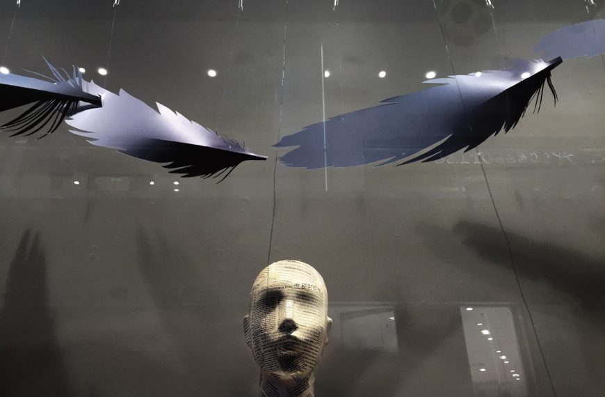 «Υπάρξεις»: Οι κούκλες της βιτρίνας «ζωντανεύουν» στο νέο φωτογραφικό λεύκωμα του Πλάτωνα&hellip;