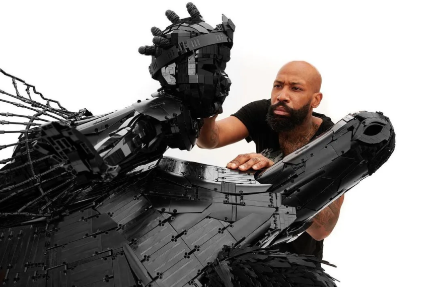 Αφροφουτουριστικά τοπία πόλης με 500.000 μαύρα κυβάκια Lego