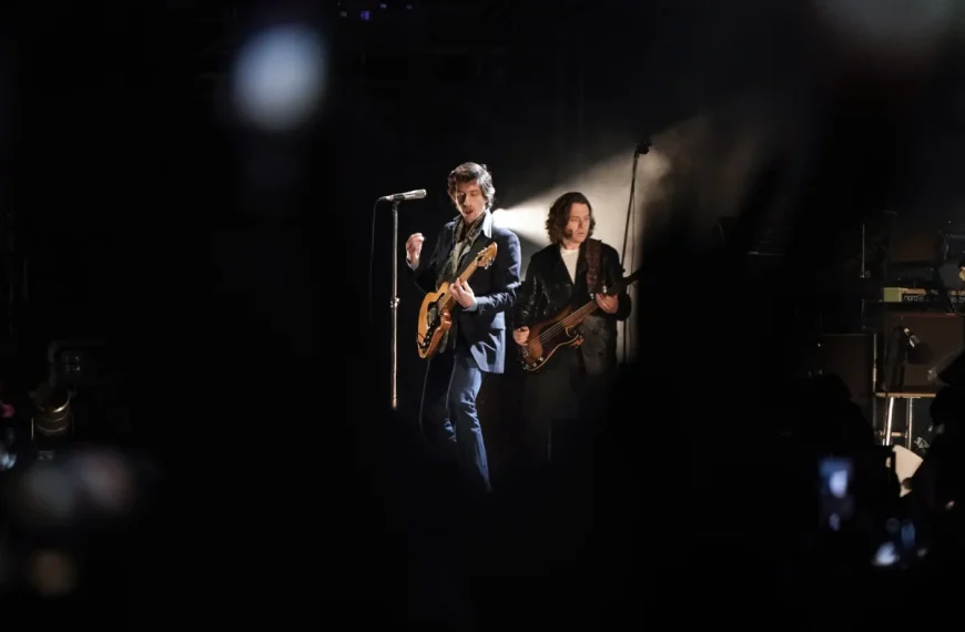 Arctic Monkeys: Ιστορικό sold out στα εισιτήρια – Η νέα ημερομηνία