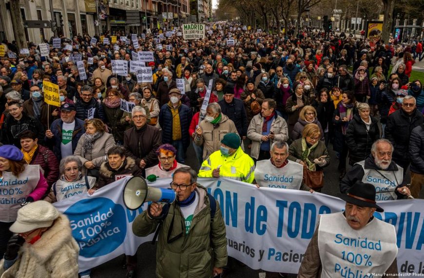 Ισπανία: Δεκάδες χιλιάδες υγειονομικοί στους δρόμους ενάντια στην υποβάθμιση της δημόσιας υγείας