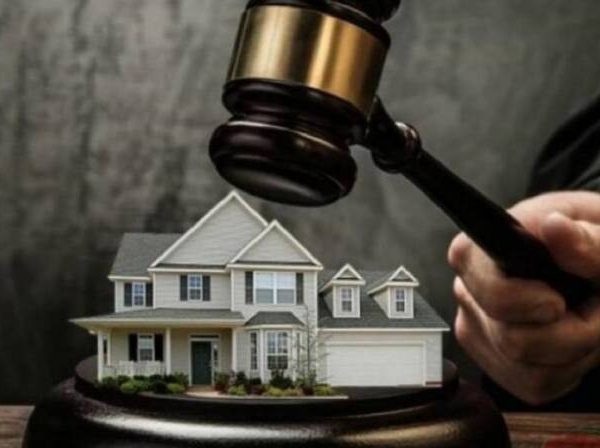 Πλειστηριασμοί: Αστυνομικοί πέταξαν έξω από το σπίτι του 81χρονο με&hellip;