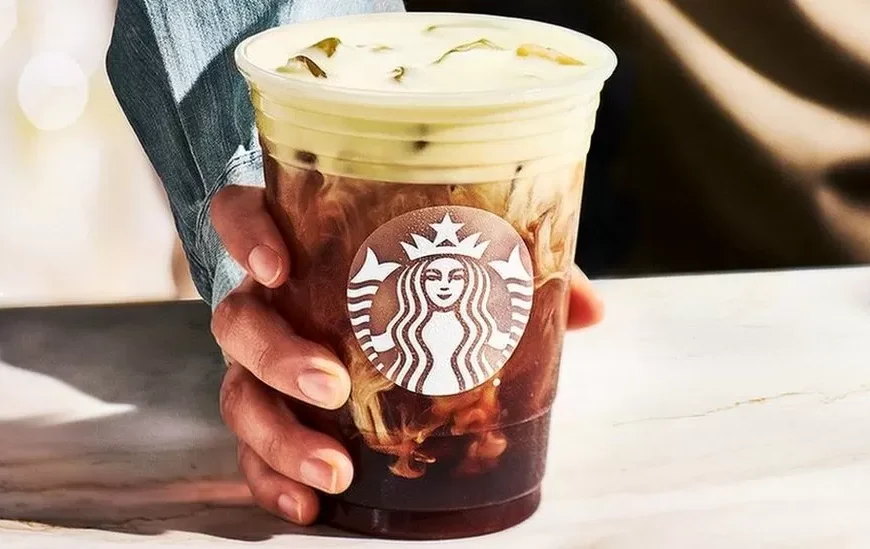 Η Starbucks βάζει… λάδι στον καφέ της για να προσελκύσει του Ιταλούς