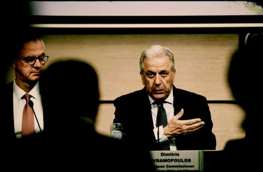 Politico για QatarGate: Όσα έλεγαν Καϊλή και Αβραμόπουλος στη Ντόχα 