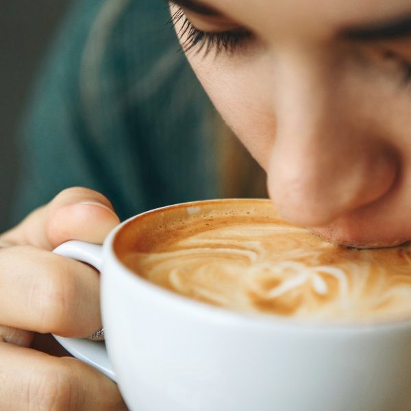 Γάλα στον καφέ: Υπάρχουν οφέλη για την υγεία;