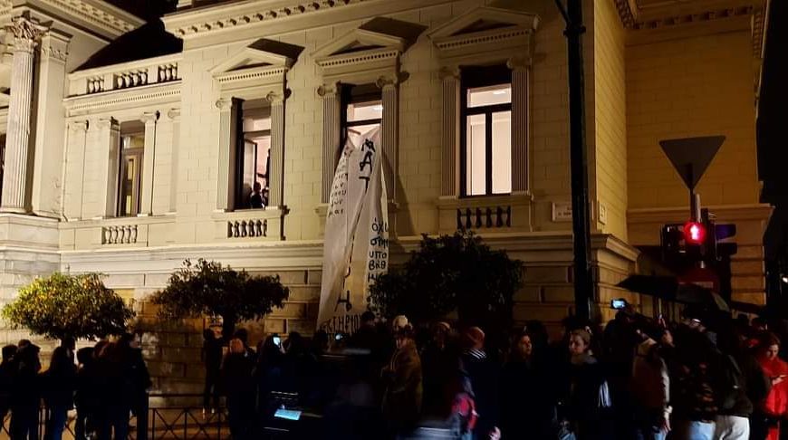 Κατάληψη στο Εθνικό Θέατρο από σπουδαστές δραματικών σχολών