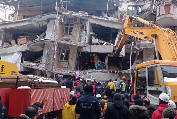 Σεισμός στην Τουρκία: Φόβοι για 15.000 νεκρούς 