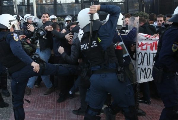 Αστυνομική αγριότητα έξω από το Μέγαρο Μουσικής κατά των εκπαιδευτικών