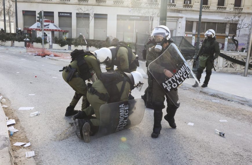 Αστυνομική βία: Δημοσιογράφος έχασε την ακοή του από κρότου λάμψης