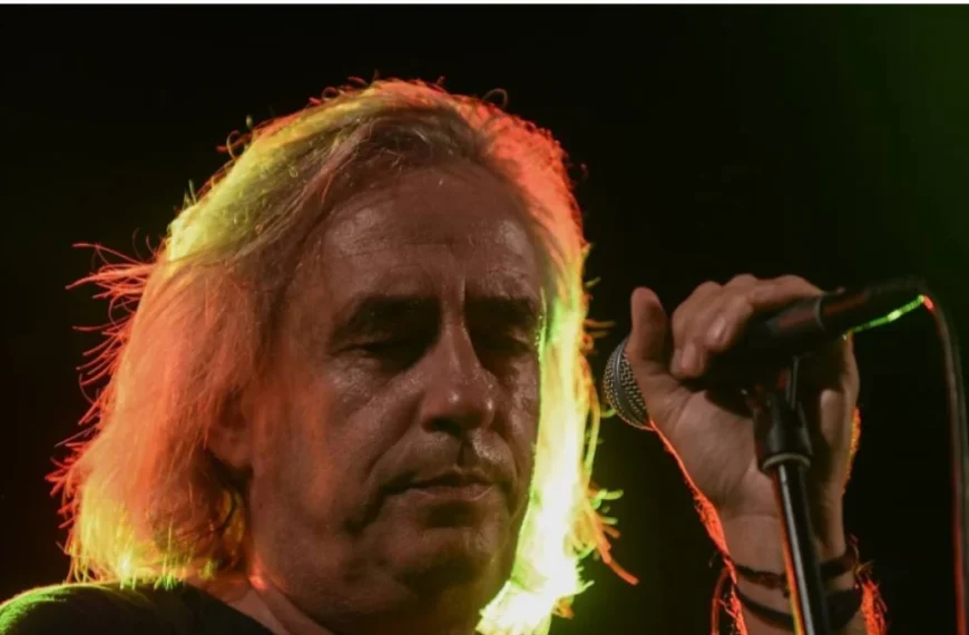 Γιάννης Αγγελάκας για Τέμπη: «Συγγνώμη πατέρα, αν ήξερα ότι θα πάρεις λεφτά θ’ ανέβαινα και εγώ στο τρένο»