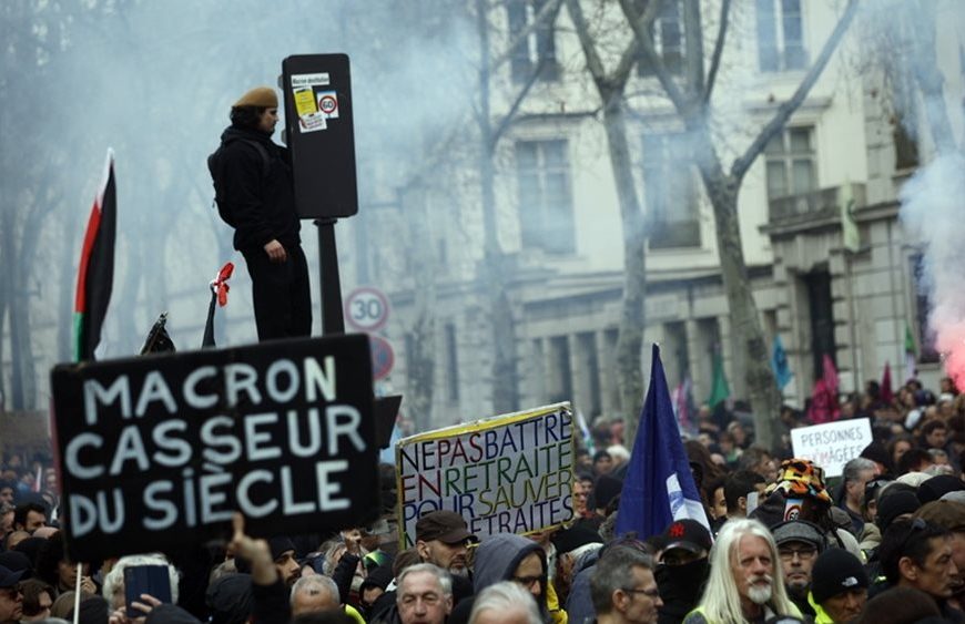 Handelsblatt: Θα μπορούσε η ψήφος δυσπιστίας της Δευτέρας να ανατρέψει την κυβέρνηση Μακρόν;