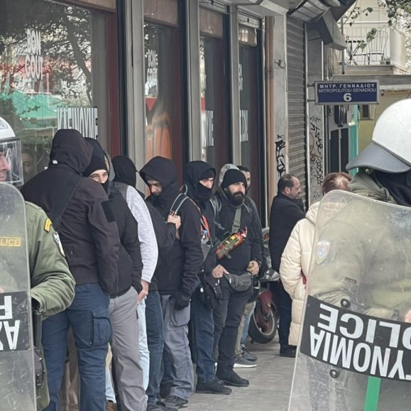 Κουκουλοφόροι δίπλα στα ΜΑΤ – Αποκαλυπτικές φωτογραφίες κάνουν τον γύρο&hellip;