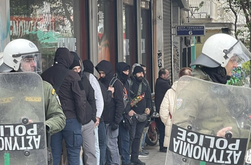 Κουκουλοφόροι δίπλα στα ΜΑΤ – Αποκαλυπτικές φωτογραφίες κάνουν τον γύρο του διαδικτύου