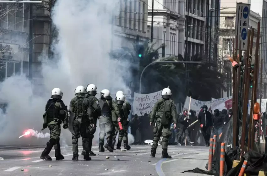 «Πρωτοποριακός τρόπος να πεις συγγνώμη»: Η ανάρτηση του Φοίβου Δεληβοριά για τα χημικά στο Σύνταγμα