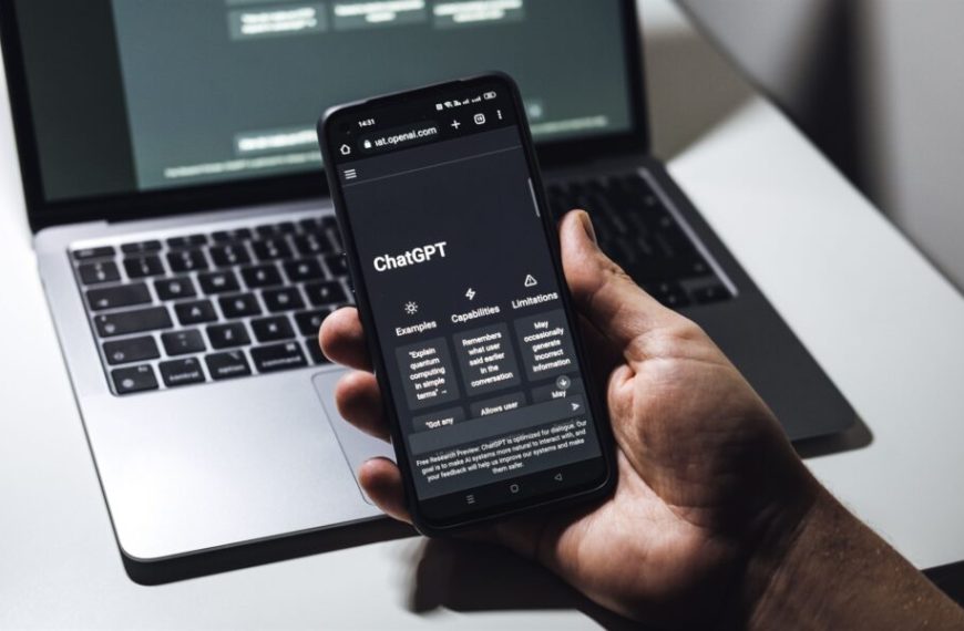 Αντώνης Γ. Καραμπατζός – Δανάη Σκεύη / Το ChatGPT στην εκπαίδευση – Κατάρα ή ευλογία;