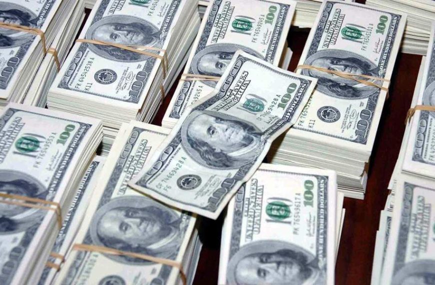 Ακλόνητη η κυριαρχία του δολαρίου