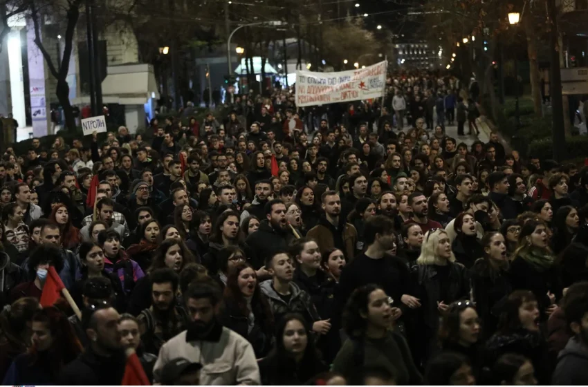 Τέμπη: Μεγαλειώδη πανελλαδικά συλλαλητήρια και συγκρούσεις με την αστυνομία για τρίτη νύχτα (εικόνες+vids)