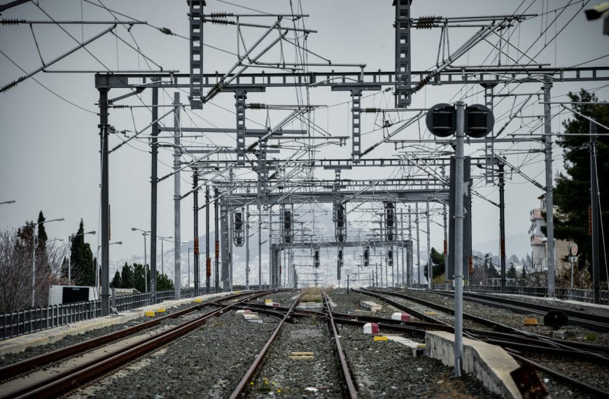 “Ριζοσπάστης”: Μεταφορές στρατιωτικού υλικού ΗΠΑ-ΝΑΤΟ στον ελληνικό σιδηρόδρομο