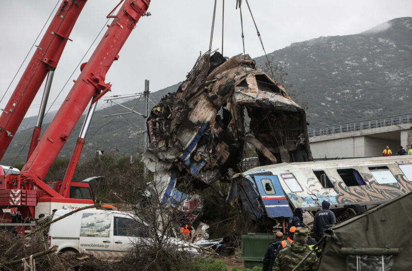 Σιδηροδρομικό δυστύχημα στα Τέμπη: 51 σοροί έχουν παραδοθεί – Απομακρύνθηκαν 24 βαγόνια 2.000 τόνων