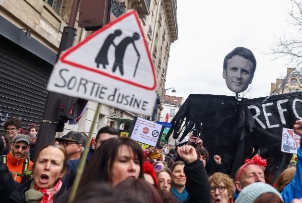 Ο Τύπος επικρίνει «την αποτυχία» και την «αδυναμία» του Μακρόν στη μεταρρύθμιση&hellip;