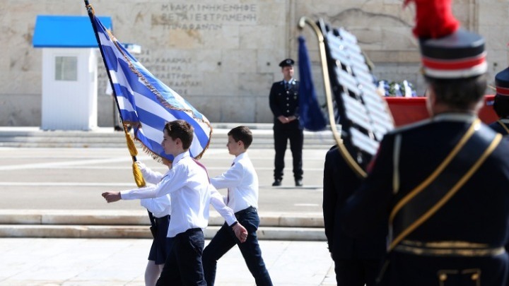 Ξεκίνησε η μεγάλη στρατιωτική παρέλαση στην Αθήνα