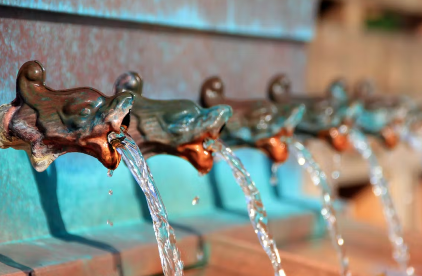 Χάνεται το νερό, πλουτίζουν οι μέτοχοι