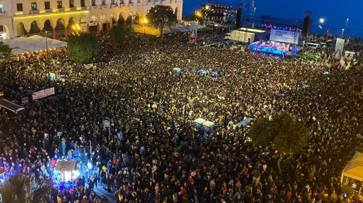 Θεσσαλονίκη – Συναυλία κατά της ιδιωτικοποίησης του νερού: «Πλημμύρισε» με κόσμο η πλατεία Αριστοτέλους