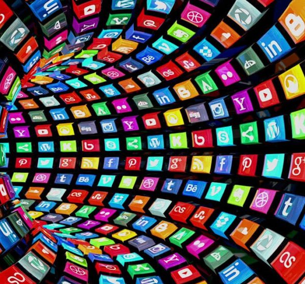 Μητσοτάκης vs Τσίπρας: Αδυσώπητη μάχη στα social media 