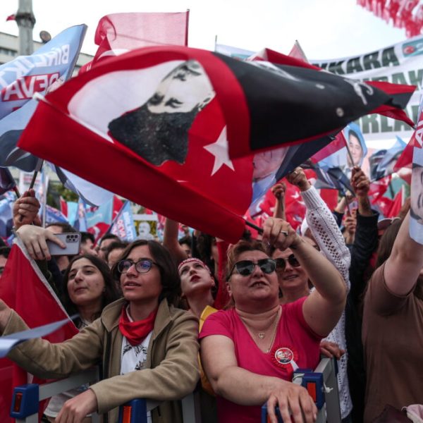 Βρυξέλλες και Βερολίνο παρακολουθούν από απόσταση τις τουρκικές εκλογές