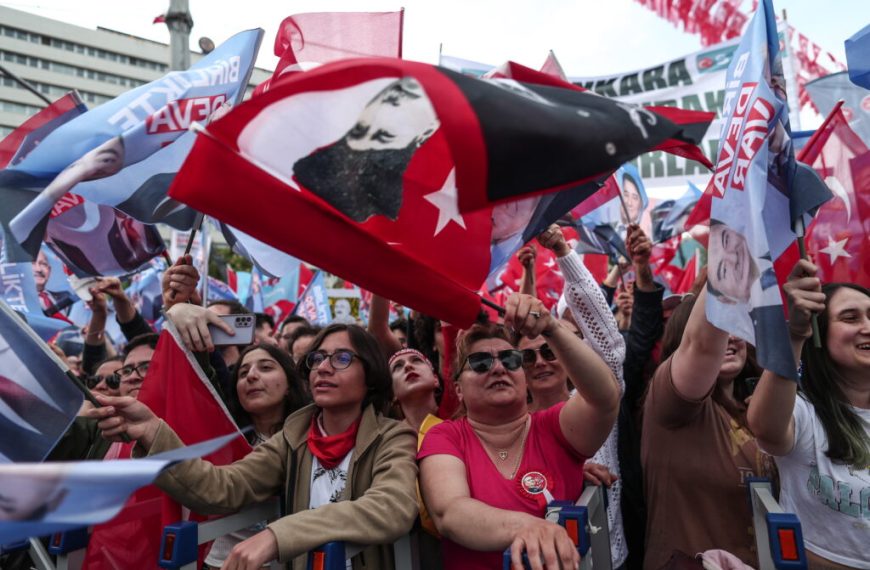 Βρυξέλλες και Βερολίνο παρακολουθούν από απόσταση τις τουρκικές εκλογές
