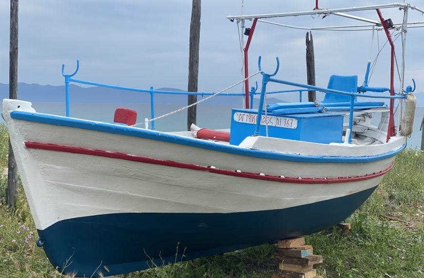 Δύο παραδοσιακοί καραβομαραγκοί κρατούν ζωντανά τα καρνάγια της Ιερισσού