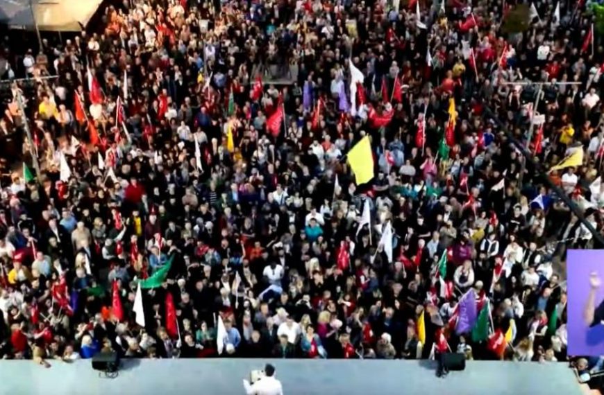 Τσίπρας στο Αγρίνιο: «Από την πλατεία Δημοκρατίας, η Δημοκρατία αντεπιτίθεται»