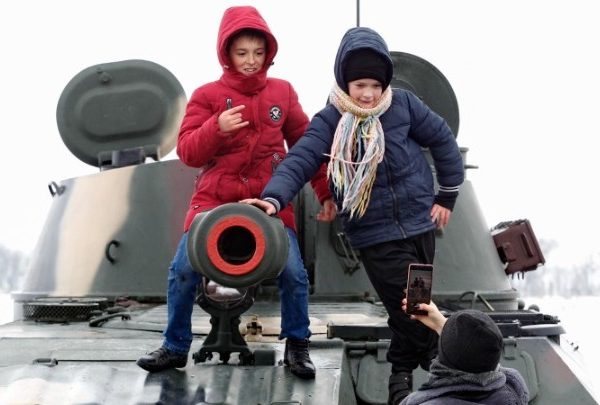 «Παίζοντας πόλεμο»: Η ρωσική εισβολή έχει στρατιωτικοποιήσει το παιχνίδι των μικρών Ουκρανών