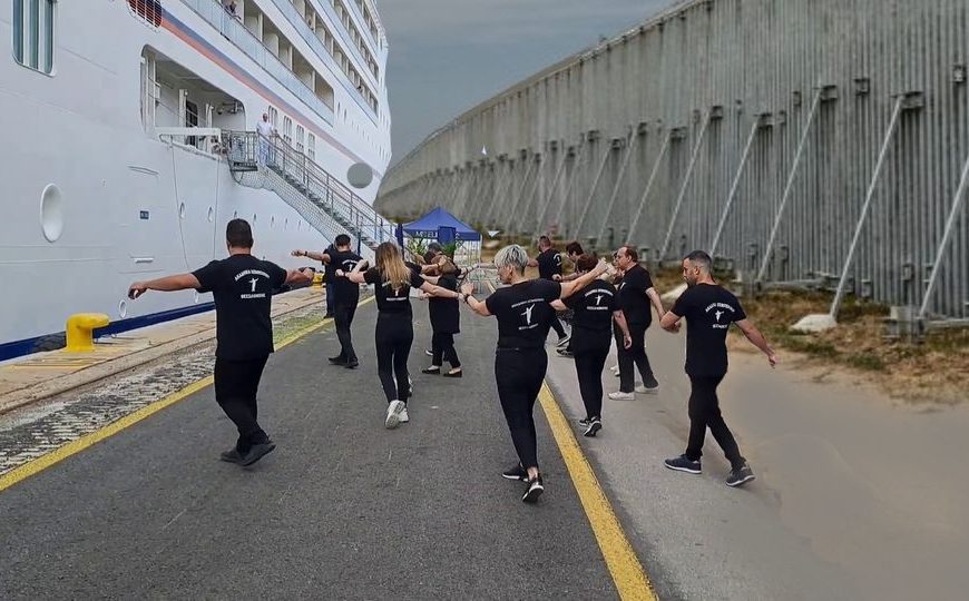 Δύο κρουαζιερόπλοια ταυτόχρονα στο λιμάνι της Θεσσαλονίκης – Υποδοχή… με χορούς και κουλούρι Θεσσαλονίκης