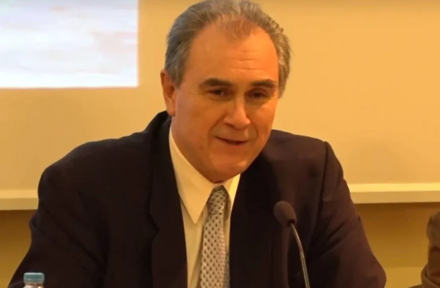 Υποναύαρχος ε.α. Στέλιος Φενέκος: Το πλοίο ήταν εντός των ελληνικών ορίων – Έπρεπε να ξεκινήσει επιχείρηση διάσωσης