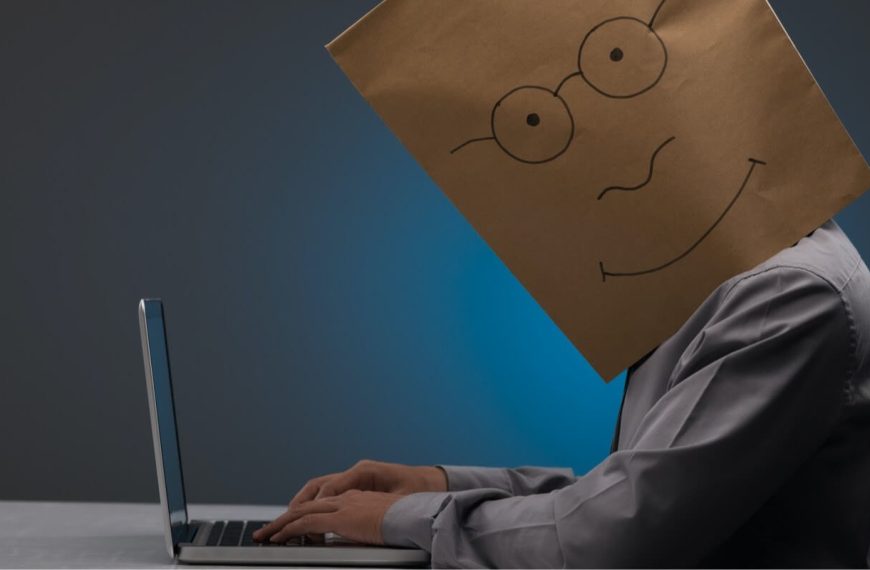 Δημοσιογραφία: Άλλο ψευδωνυμία και άλλο κατασκευή περσόνας