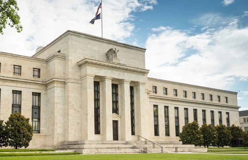 Bloomberg: Tα σχεδόν μηδενικά επιτόκια θα επιστρέψουν