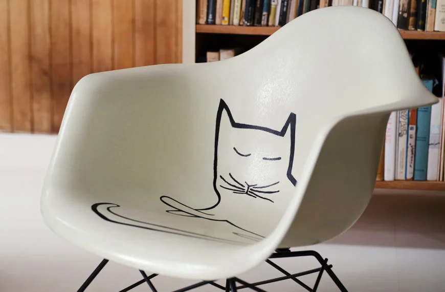 Διαθέσιμη και πάλι η εμβληματική πολυθρόνα από φάιμπεργκλας με τη Steinberg Cat