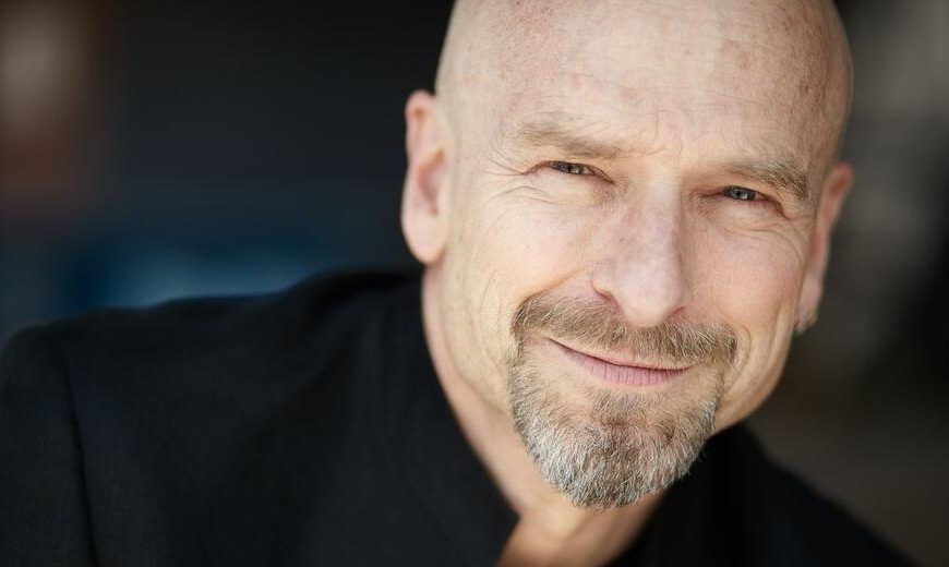 Τζέφρι Σναπ: «Να διασφαλίσουμε ότι η Τεχνητή Νοημοσύνη δεν θα επιδεινώσει τις κοινωνικές ανισότητες»