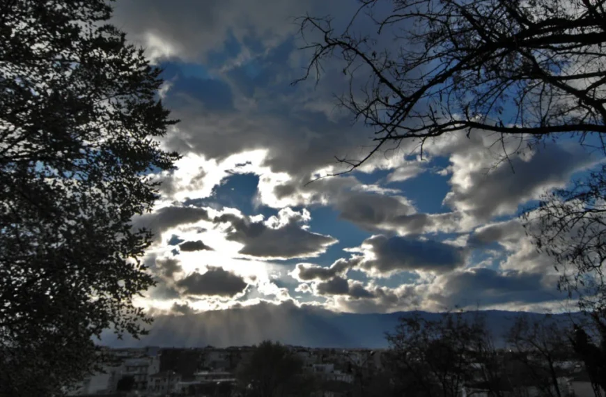 Άστατος ο καιρός το τριήμερο