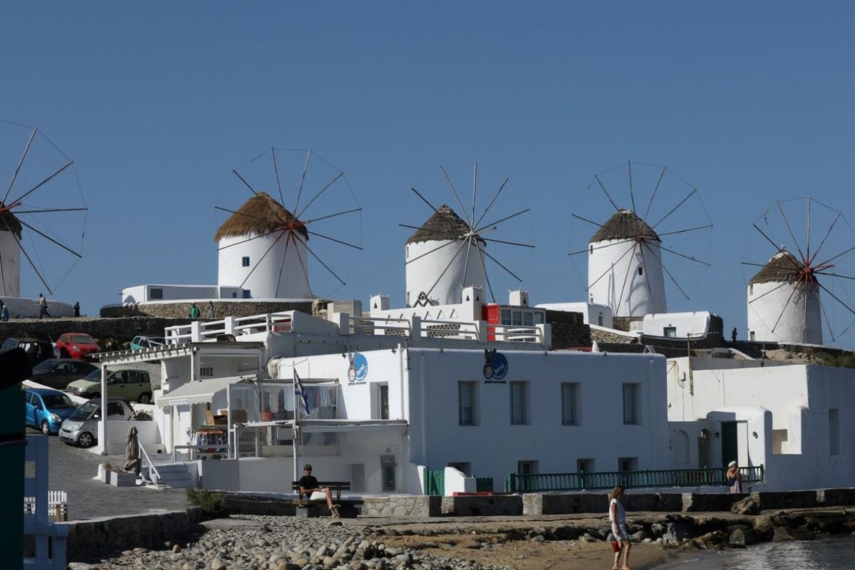 FAZ για Μύκονο: Συνώνυμη με εγκληματίες, εκβιασμούς, βρώμικο χρήμα και πορνεία