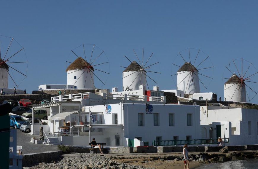 FAZ για Μύκονο: Συνώνυμη με εγκληματίες, εκβιασμούς, βρώμικο χρήμα και πορνεία