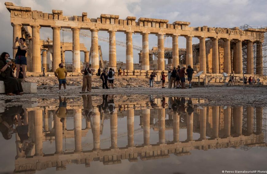 Spiegel: «Η Ακρόπολη απειλείται από τον μαζικό τουρισμό»