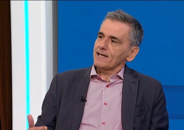 Ευκλείδης Τσακαλώτος: Στήριξη στην Αχτσιόγλου με ανάρτηση στο Facebook