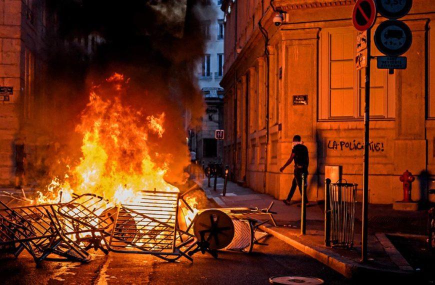 Politico: Με αιτίες αλλά χωρίς στόχους η εξέγερση των νέων στη Γαλλία