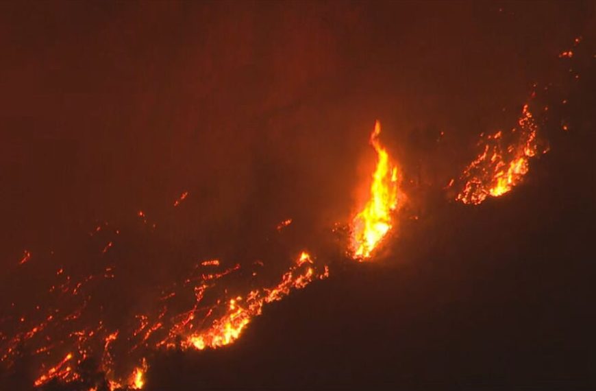 Μεγάλη αναζωπύρωση σε Μέγαρα – Μάνδρα: Αλλεπάλληλα 112 για εκκενώσεις οικισμών