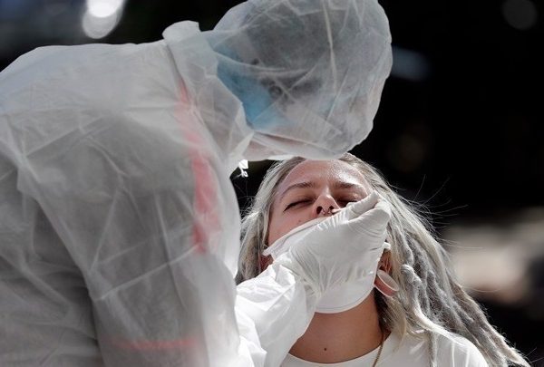 Covid-19: Η πανδημία επιστρέφει στην καρδιά του καλοκαιριού – Μ.&hellip;