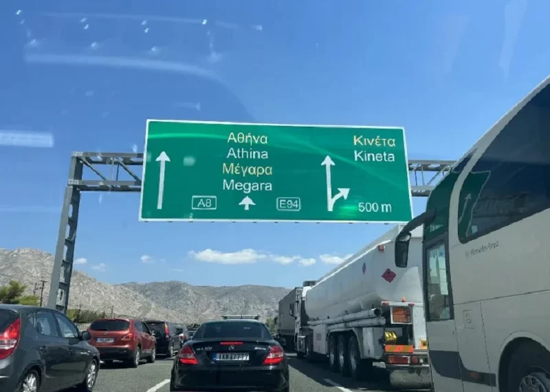 Αθηνών – Κορίνθου: Χιλιάδες οδηγοί εγκλωβισμένοι μετά τη φωτιά σε βυτιοφόρο – Ξεκίνησε η διαδικασία μετάγγισης του φορτίου του βυτιοφόρου