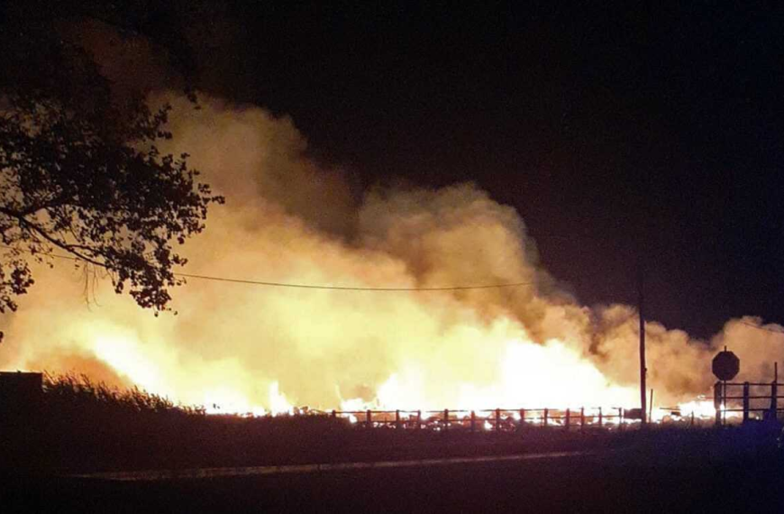 Μαίνεται η φωτιά στην Καβάλα – Οι καπνοί φτάνουν μέχρι τη Θάσο