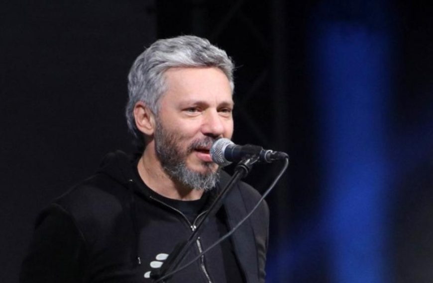 Συγκλονιστικός Αλκίνοος: «Έρχομαι από τη λάσπη – Από τη χώρα που ξαναψηφίζουν όσους μας ρημάζουν»